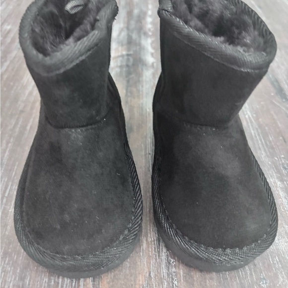 The Children's Place Black Ankle Boots with Plush Lining - Picture 1 of 10
